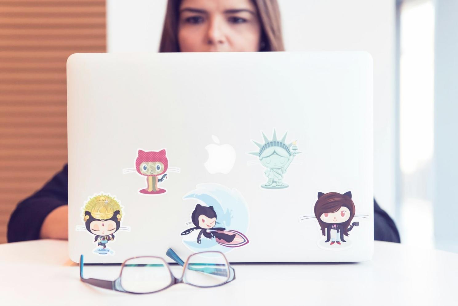 SEO Analyse Arbeitsplatz mit Datenvisualisierungen